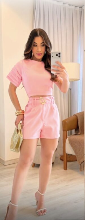 Conjunto Alfaiataria Premium – Blusa Cropped com Mangas Nervuradas e Shorts com Cinto Rosa bebê