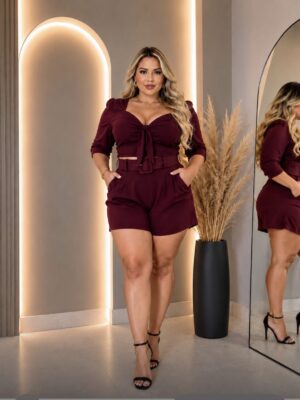 Conjunto Curves Crepe Duna Vinho – Cropped com Amarração e Short Alfaiataria com Cinto