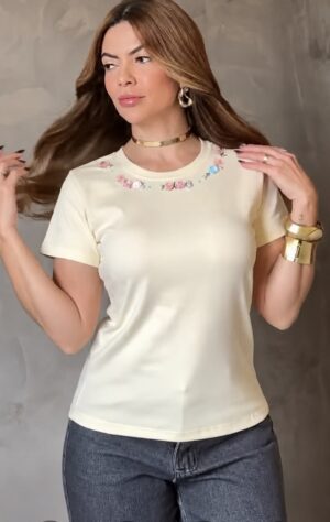T-shirt Algodão Premium com Bordado Floral Delicado