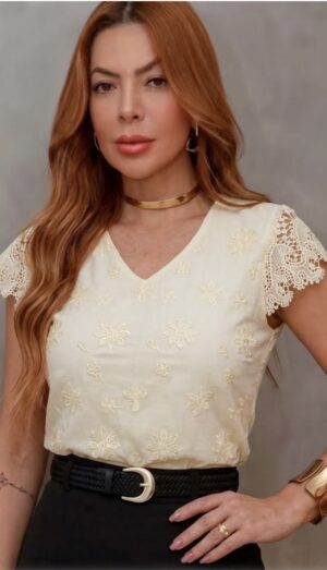 Blusa de Lese com forro com Decote V e Manga de Renda