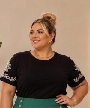 Blusa de Algodão Plus Size com Bordado nas mangas - preta