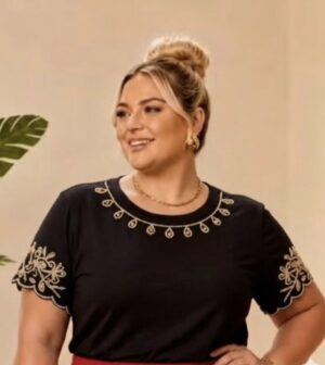 Blusa de Algodão Plus Size com bordados na gola e nas mangas - preta