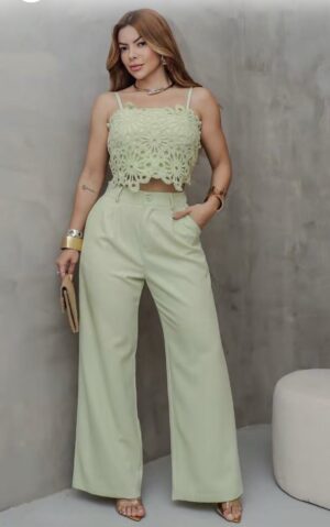 Conjunto em tecido de alfaiataria leve, com cropped em renda trabalhada e calça pantalona.