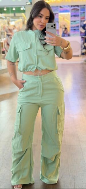 Conjunto Cropped Ajustável e Calça Cargo em Tecido Marrant